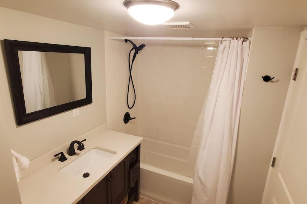 Luxury Dt Cottage - Free Parking - Self Check-In أنكوراج المظهر الخارجي الصورة